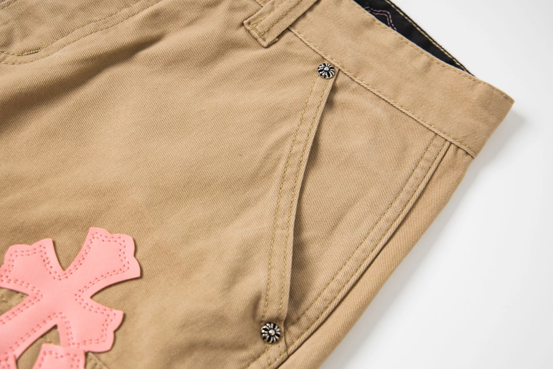P260 Chrome Hearts Cherry Blossom Pink Leather and Wooden Spliced ​​Washed Jeans Authentically restore the ultimate vintage texture. Three-dimensional version. Loose and comfortable, not picky about the figure. Makes taller and slimmer. Factory-made. Original factory quality control. Same style for men and women. Can be matched with couples. Versatile recommendation. Must-have jeans for all seasons. Fashionistas have been disappointed. The quality selection of fabrics, the tailoring of details, and the matching of patterns are all impeccable! The upper body is so handsome when worn...it can be easily worn by men, women and children! The craftsmanship is made of heavy-duty washed pure cotton denim fabric. After washing, it is soft and thick. It is very stylish when worn on the body. Style number: 1758# (the same jacket is available) Color: Khaki Size: 28 30 32 34